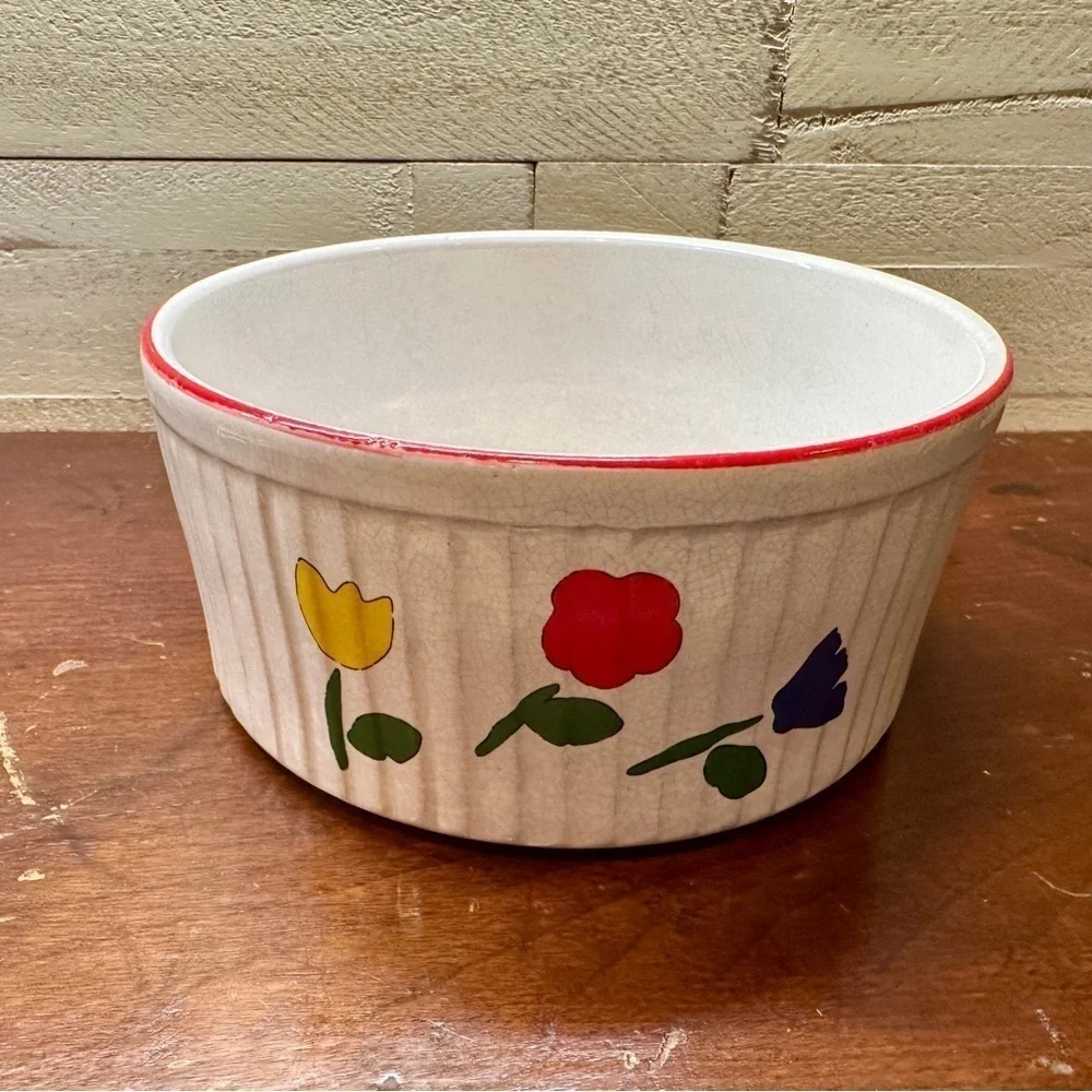 VINTAGE, TULIP SOUFFLÉ DISH/RAMEKIN. IN GOOD CONDITION. SOME CRAZING.